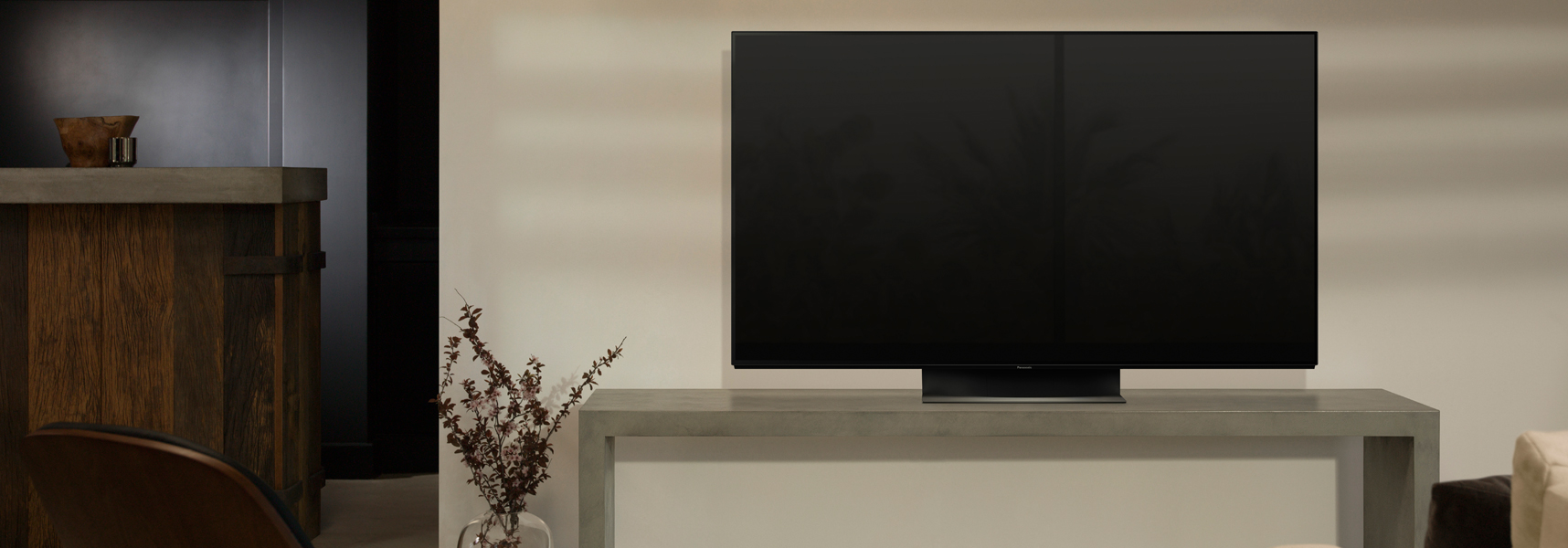 Panasonic Fernseher auf einem Fernsehtisch in einem Wohnzimmer 
